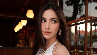 Gaya Elegan Mahalini Pulang ke Bali, Pakai Tas Chanel Langka-Jam Rp 643 Juta