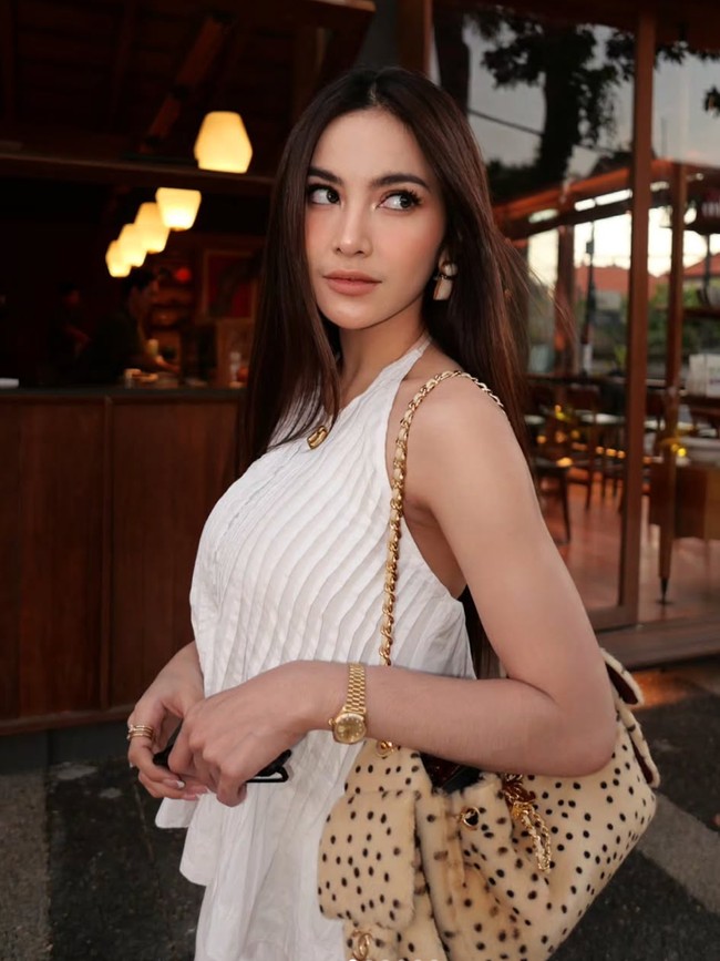 Gaya Elegan Mahalini Pulang ke Bali, Pakai Tas Chanel Langka-Jam Rp 643 Juta