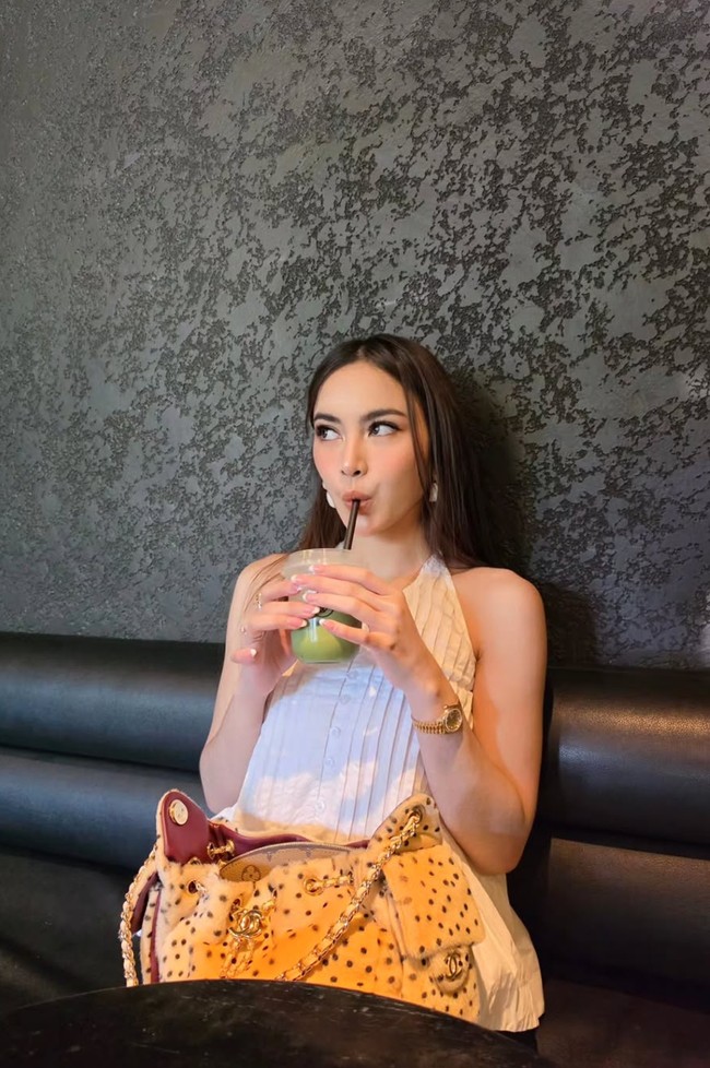 Jam tangan dengan rantai gold yang dikenakan Mahalinii diketahui berasal dari merek mewah Rolex. Harganya pun tak main-main, Rolex Lady-Datejust Oyster 28 mm itu diprediksi bernilai lebih dari Rp 643 juta. Foto: Instagram/@mahaliniraharja