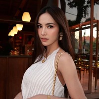 Pesona Mahalini kian terpancar dengan pulasan makeup flawless bernuansa pink nude. Rambut panjangnya dibiarkan terurai natural, menambah kesan feminin pada keseluruhan tampilannya. Foto: Instagram/@mahaliniraharja