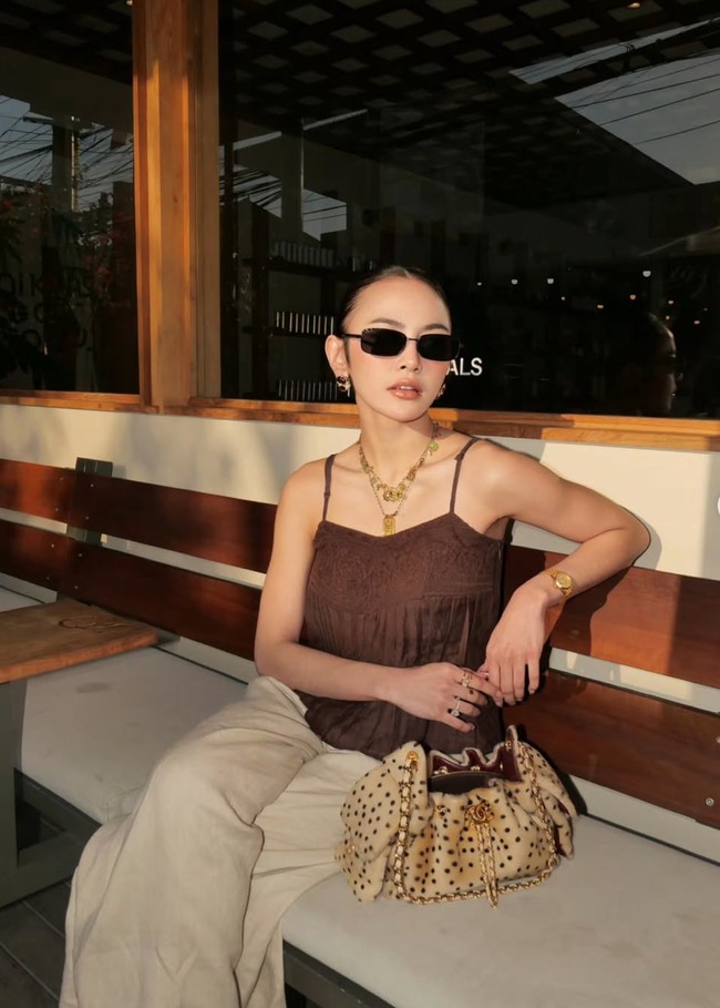 Di momen berbeda ibu satu anak ini kembali tampil stylish dengan nuansa coklat. Ia memadukan atasan tanpa lengan berwarna coklat dengan celana panjang warna beige. Penampilannya lebih clean dengan rambut yang ditata sleek bun. Foto: Instagram/@mahaliniraharja