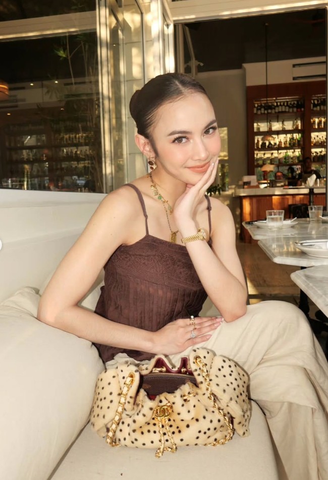 Busana bernuansa coklat itu kembali dipadukan dengan tas yang berasal dari merek mewah Chanel. Tas yang dikenakan Mahalini itu diketahui merupakan salah satu edisi langka yang dibanderol dengan harga sekitar Rp 153 juta. Foto: Instagram/@mahaliniraharja