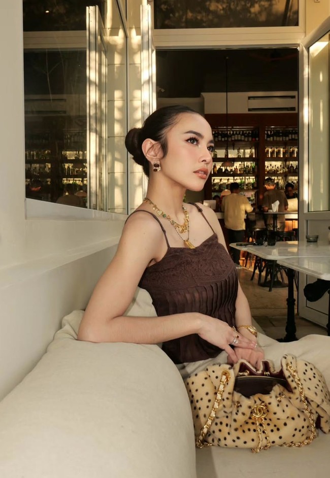 Pesona kecantikan wanita 26 tahun itu memang selalu berhasil memukau para penggemar. Meski sudah memiliki anak, tubuhnya pun masih terlihat begitu ramping. Foto: Instagram/@mahaliniraharja