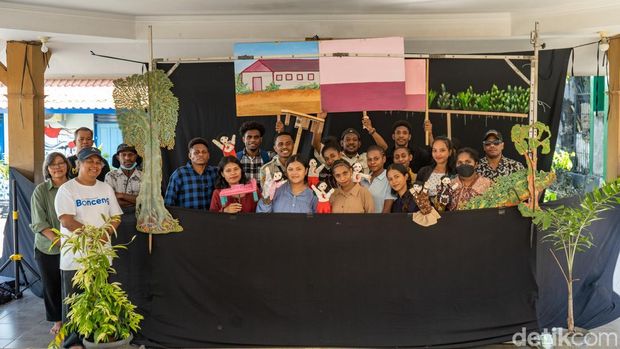 Mahasiswa USD Dongeng Boneka Pertunjukan dongeng boneka mahasiswa Program Studi Pendidikan Guru Sekolah Dasar (PGSD) Universitas Sanata Dharma (USD) asal Papua di SD Kanisius Sengkan, Sleman, Selasa (9/6/2026).