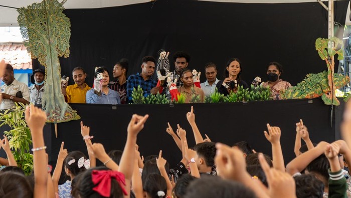 Pertunjukan dongeng boneka mahasiswa Program Studi Pendidikan Guru Sekolah Dasar (PGSD) Universitas Sanata Dharma (USD) asal Papua di SD Kanisius Sengkan, Sleman, Selasa (9/6/2026).