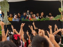 Mahasiswa Papua USD Ajari Anak SD Bijak Main Gadget Lewat Dongeng Boneka