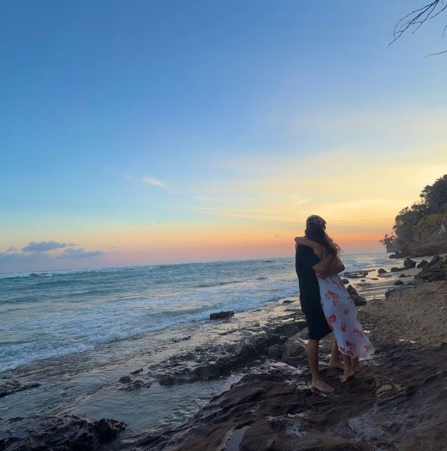 Prosesi tersebut dilakukan di pantai saat matahari terbenam yang menambah suasana romantis. Foto: Instagram