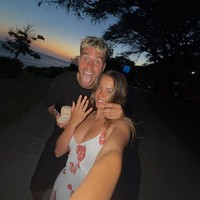 Dalam foto Marc berpose dengan sang tunangannya yang memamerkan cincin di jari. Pemandangan itu tentu langsung mengundang beragam komentar selamat dari sesama pesepakbola dan para penggemar. Foto: Instagram