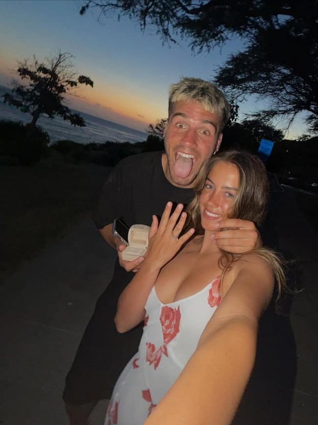Dalam foto Marc berpose dengan sang tunangannya yang memamerkan cincin di jari. Pemandangan itu tentu langsung mengundang beragam komentar selamat dari sesama pesepakbola dan para penggemar. Foto: Instagram