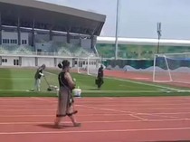 Viral Pawang Hujan Mbak Rara Lakukan Ritual di Venue Piala AFF U-19