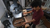 Proses penyangraian biji kopi berlangsung di Haji Ali Coffee Roaster, Kendari. Tahapan roasting dinilai berperan penting dalam menentukan cita rasa dan kualitas akhir kopi yang dihasilkan. ANTARA FOTO/Andry Denisah  