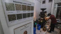Pekerja mengoperasikan mesin penyangrai biji kopi di Haji Ali Coffee Roaster, Kendari, Sulawesi Tenggara. Penguatan sertifikasi roaster menjadi bagian dari upaya meningkatkan mutu kopi nasional. ANTARA FOTO/Andry Denisah