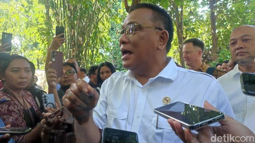 Menteri LH Jumhur Hidayat saat ditemui di Tukad Bindu, Denpasar, Selasa (9/6/2026). (Ahmad Firizqi Irwan/detikBali)