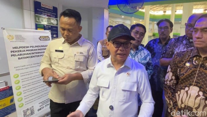 Menteri Pelindungan Pekerja Migran Indonesia (P2MI), Mukhtarudin meninjau layanan help desk di pelabuhan Internasional Batam Center.