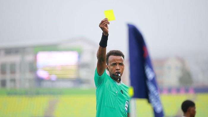 VALPARAISO, CHILE - OCTOBER 03: Referee Omar Abdulkadir Artan shows yellow card during the FIFA U-20 World Cup Chile 2025 Group B match between Panama and Korea Republic at Estadio Elías Figueroa Brander on October 03, 2025 in Valparaiso, Chile. (Photo by Hector Vivas - FIFA/FIFA via Getty Images)
