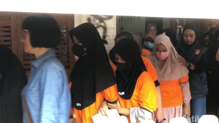 Para tersangka digelandang ke minibus usai rekonstruksi di Daycare Little Aresha, Selasa (9/6/2026).