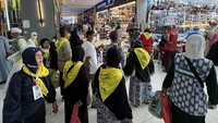 Sejumlah jemaah haji berbelanja oleh-oleh di Pasar Al Waha Kakiyah, Makkah. Pusat grosir dan eceran itu banyak dikunjungi jemaah dari berbagai negara, termasuk Indonesia. ANTARA FOTO/Citro Atmoko  