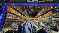 Aktivitas jual beli berlangsung ramai di Pasar Al Waha Kakiyah menjelang kepulangan jemaah haji. Beragam produk, mulai dari makanan khas hingga suvenir, tersedia dengan harga yang relatif terjangkau. ANTARA FOTO/Citro Atmoko  
