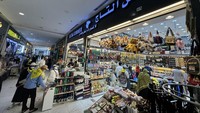 Jemaah haji memilih berbagai produk di Pasar Al Waha Kakiyah, Makkah, Arab Saudi. Pasar tersebut menjadi salah satu tujuan favorit untuk membeli oleh-oleh haji dan perlengkapan ibadah. ANTARA FOTO/Citro Atmoko