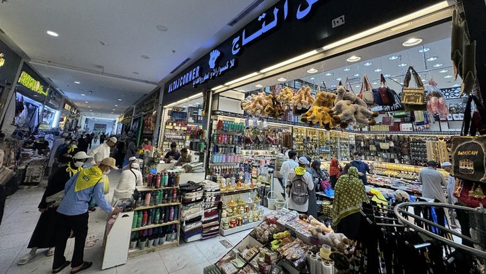 Jamaah haji berbelanja di Pasar Al Waha Kakiyah, Makkah, Arab Saudi, Senin (8/6/2026). Pasar Al Waha Kakiyah menjadi salah satu pusat grosir dan eceran favorit di Makkah bagi jamaah haji maupun umrah dari berbagai negara termasuk Indonesia untuk membeli oleh-oleh serta perlengkapan ibadah dengan harga terjangkau. ANTARA FOTO/Citro Atmoko/sgd