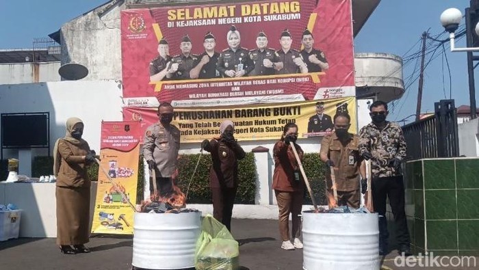Pemusnahan barang bukti di Kejari Sukabumi