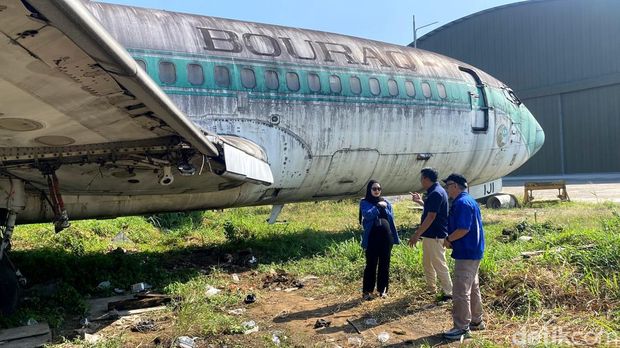 Penampakan pesawat 'Misterius' yang parkir di PTDI Penampakan pesawat 'Misterius' yang parkir di PTDI