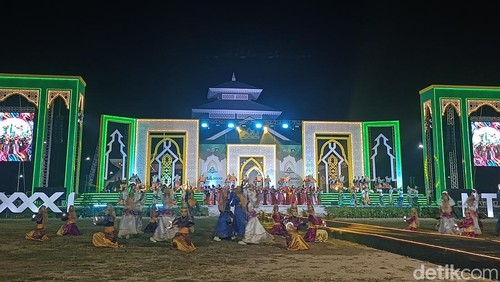 Penampilan 300 penari kolosal saat pembukaan MTQ ke-31 NTB di Lombok Tengah, Selasa (9/6/2026).