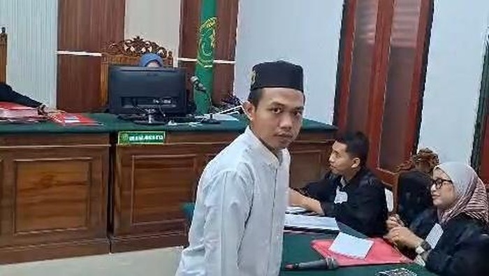 Firrizki Rahmatulloh, terdakwa kasus penipuan event Jatim Half Marathon yang batal digelar saat sidang di PN Surabaya