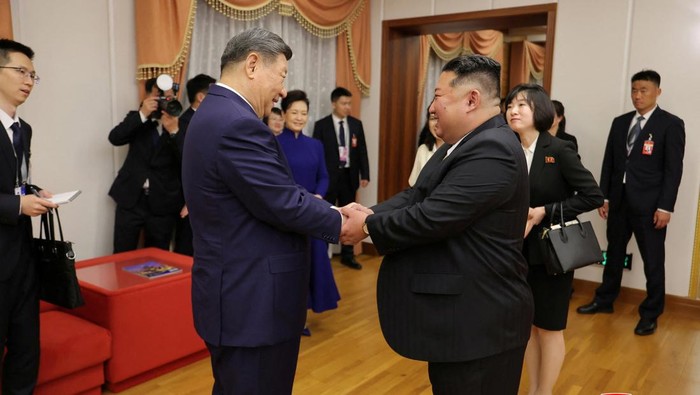Chinese President Xi Jinping shakes hands with North Korean leader Kim Jong Un during Xi's state visit to Pyongyang, North Korea, June 8, 2026, in this picture released by North Korea's official Korean Central News Agency.   KCNA via REUTERS    ATTENTION EDITORS - THIS IMAGE WAS PROVIDED BY A THIRD PARTY. REUTERS IS UNABLE TO INDEPENDENTLY VERIFY THIS IMAGE. NO THIRD PARTY SALES. SOUTH KOREA OUT. NO COMMERCIAL OR EDITORIAL SALES IN SOUTH KOREA.