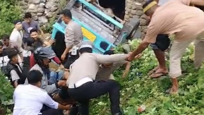 Petepete angkut siswa SMP terjun ke parit di Soppeng.