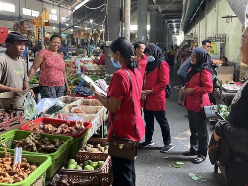 Petugas Disperindag Tabanan melakukan monitoring harga ke sejumlah pasar jelang Hari Raya Galungan dan Kuningan 2026, Selasa (9/6/2026). (Dok Disperindag Tabanan)