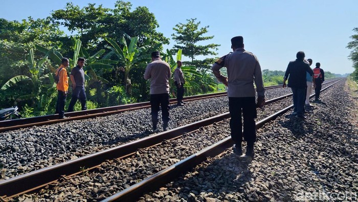 Petugas kepolisian saat mendatangi lokasi kejadian pria yang tewas diduga akibat tersambar kereta di Cirebon