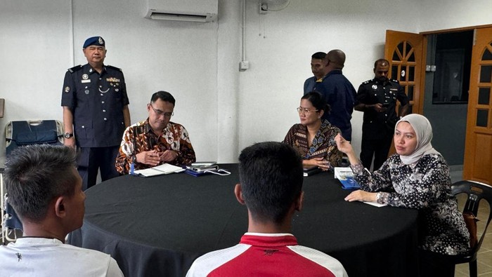 Petugas KJRI Johor Bahru saat melakukan akses konsuler terhadap enam nelayan WNI asal Pulau Mapur, Kabupaten Bintan, yang ditahan otoritas Malaysia. (dok. KJRI Johor Bahru)