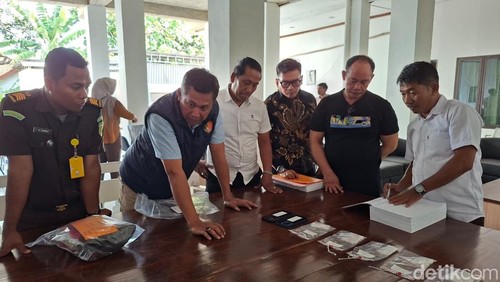 Polda NTB meyerahkan Malaungi (kedua dari kanan) dan barang bukti ke Kejari Bima, Selasa (9/6/2026).