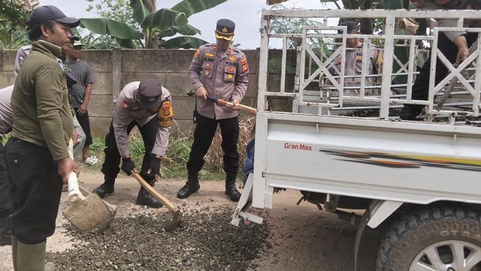 Polda Sumsel melalui Polsek Sukarame turun langsung memperbaiki jalan berlubang di kawasan Kelurahan Talang Jambe, Kecamatan Sukarame, Kota Palembang. (Dok. Istimewa)