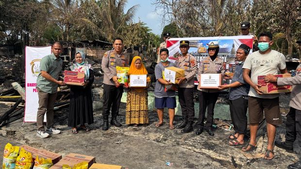 Polda Sumsel menyalurkan support sosial kepada penduduk nan terdampak kebakaran di area kontrakan Asrama Zibang, Kecamatan Prabumulih Barat, Kota Prabumulih.