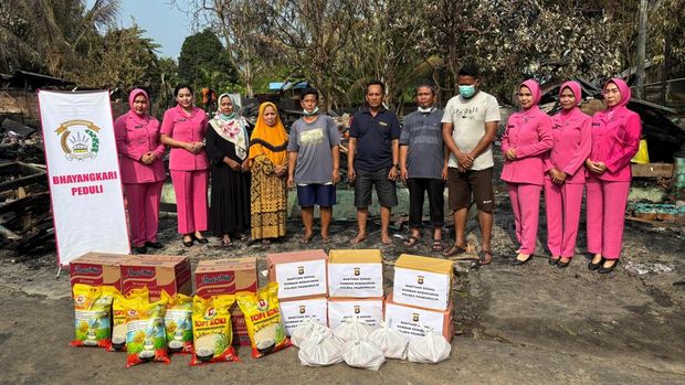 Polda Sumsel menyalurkan support sosial kepada penduduk nan terdampak kebakaran di area kontrakan Asrama Zibang, Kecamatan Prabumulih Barat, Kota Prabumulih.
