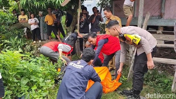 Polisi bersama PMI Palembang mengevakuasi jenazah korban yang mengapung di kolam panca usaha