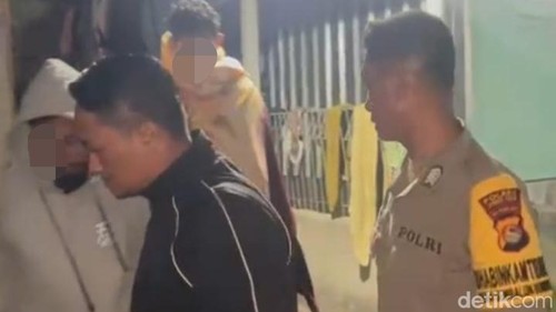 Polisi mengamankan terduga pelaku pengedar narkoba di wilayah Kecamatan Sembalun, Lombok Timur, NTB, Senin (8/6/2026).