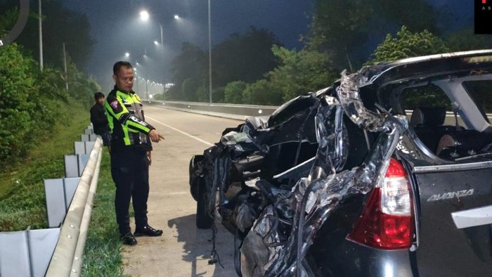 Polisi saat olah TKP kecelakaan di Tol Lampung