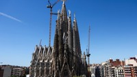 Gereja bergaya Neo-Gothic ini memiliki desain yang cukup rumit. Gaudi menargetkan terdapat 18 menara yang akan dibangun. Namun, hingga kematiannya pada 1926, pembangunannya baru berjalan 15-20 persen, bahkan menara yang telah dibangun hanya 1 dari 18 menara. Foto: REUTERS/Nacho Doce