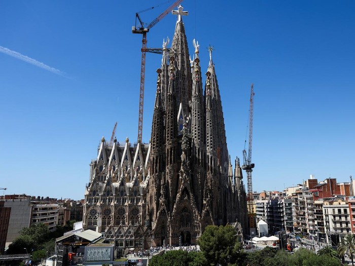 Tourists and locals pray inside the Chapel of Our Lady of Mount Carmel of the Sagrada Familia basilica, designed by Catalan architect Antoni Gaudi, who is buried there, ahead of Pope Leo XIV's visit to Barcelona, Spain, June 3, 2026.  REUTERS/Nacho Doce