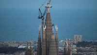 Sagrada Familia di Barcelona dibangun sejak 1880-an. Arsitek Antoni Gaudi baru menjadi nahkoda dalam pembangunannya satu tahun setelah peletakan batu pertama pada 1882. Gereja ini berkali-kali terhenti pengerjaanya/Foto: REUTERS/Nacho Doce