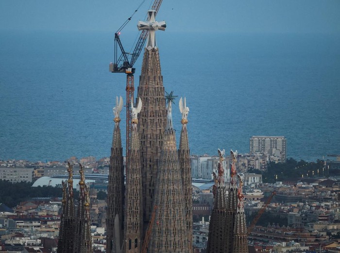 Tourists and locals pray inside the Chapel of Our Lady of Mount Carmel of the Sagrada Familia basilica, designed by Catalan architect Antoni Gaudi, who is buried there, ahead of Pope Leo XIV's visit to Barcelona, Spain, June 3, 2026.  REUTERS/Nacho Doce