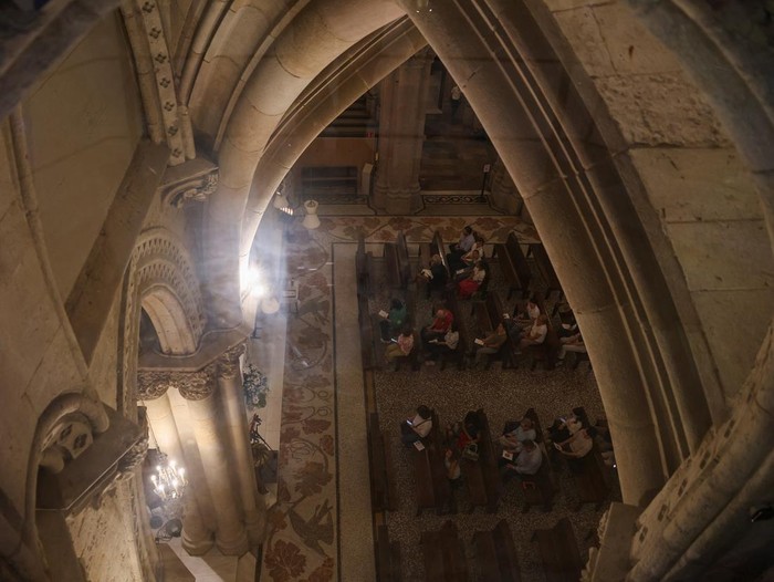 Tourists and locals pray inside the Chapel of Our Lady of Mount Carmel of the Sagrada Familia basilica, designed by Catalan architect Antoni Gaudi, who is buried there, ahead of Pope Leo XIV's visit to Barcelona, Spain, June 3, 2026.  REUTERS/Nacho Doce