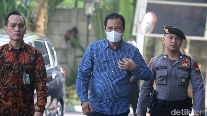 Bupati Muara Enim, Edison, tiba di Gedung Merah Putih KPK, Jakarta, Selasa (9/6/2026). Edison menjalani pemeriksaan setelah terjaring dalam operasi tangkap tangan yang dilakukan KPK di Sumatra Selatan.