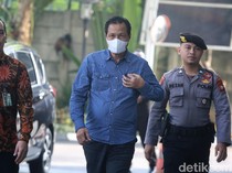 Potret Bupati Muara Enim Edison Tiba di KPK Usai OTT