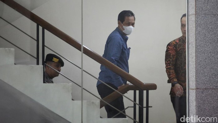 Bupati Muara Enim, Edison, tiba di Gedung Merah Putih KPK, Jakarta, Selasa (9/6/2026). Edison menjalani pemeriksaan setelah terjaring dalam operasi tangkap tangan yang dilakukan KPK di Sumatera Selatan.