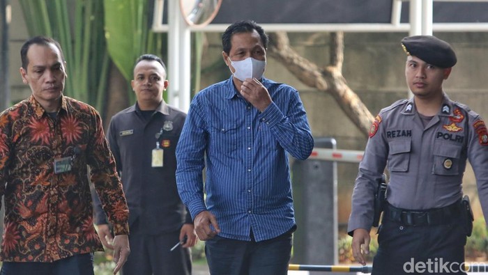 Bupati Muara Enim Edison (kemeja biru). (Ari Saputra/detikFoto)