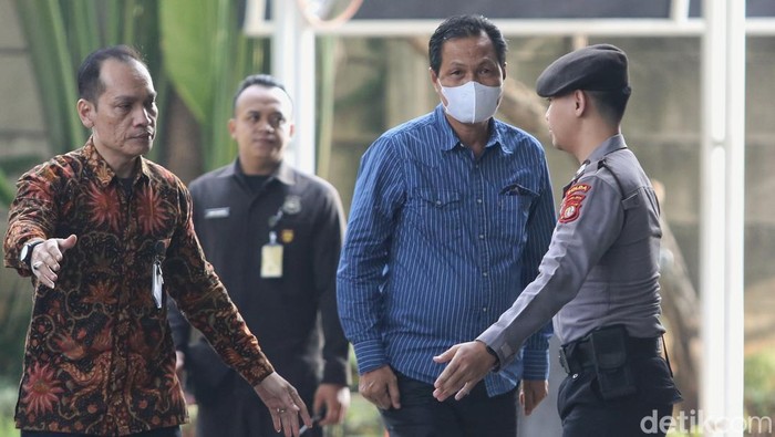 Bupati Muara Enim, Edison, tiba di Gedung Merah Putih KPK, Jakarta, Selasa (9/6/2026). Edison menjalani pemeriksaan setelah terjaring dalam operasi tangkap tangan yang dilakukan KPK di Sumatra Selatan.
